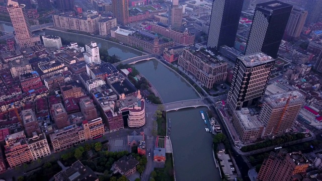 鸟瞰图黄浦江和摩天大楼和高层写字楼在上海市中心，中国。亚洲智慧城市的金融区和商业中心。视频素材