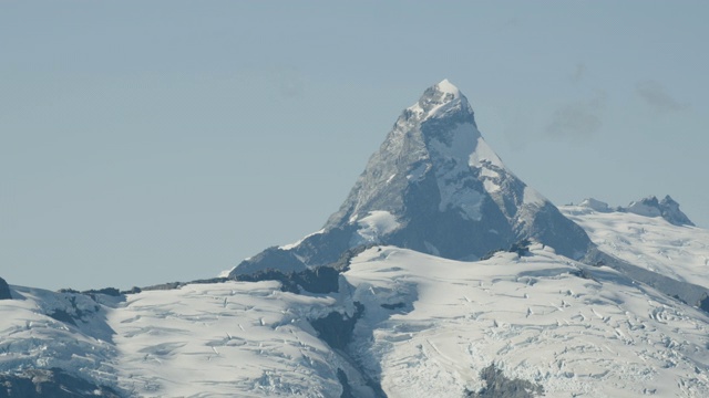 全镜头的山峰背后的雪山山脊视频素材