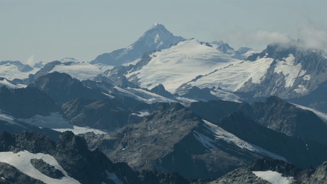 航拍的山峰山峰背后的冰川和山峰视频素材