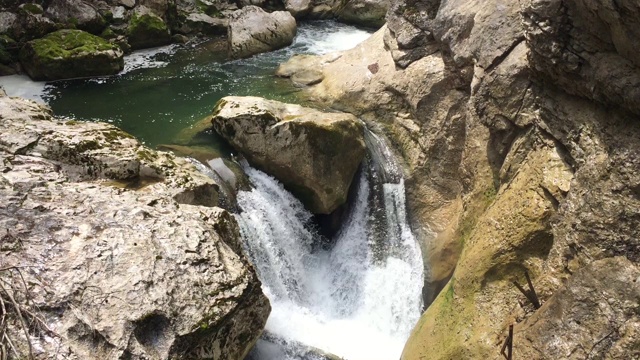 河流在峡谷中流动视频素材