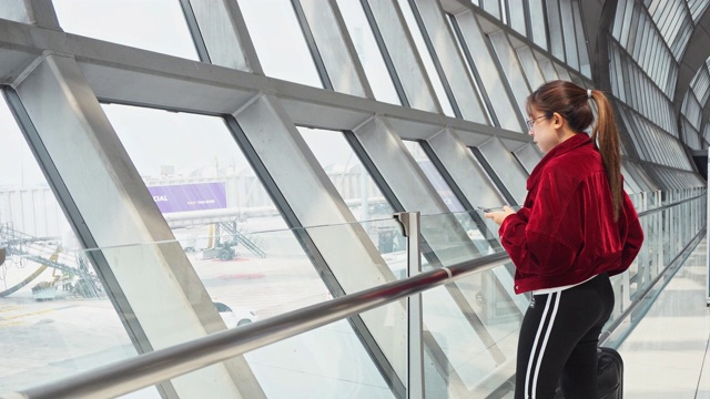 亚洲女性旅客在国际机场查询航班信息等待登机视频素材