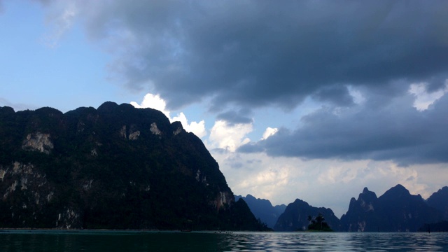 在考索的Chiaw Lan大坝暴雨前的时间流逝视频素材