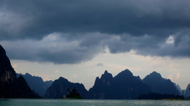 在考索的Chiaw Lan大坝暴雨前的时间流逝视频素材