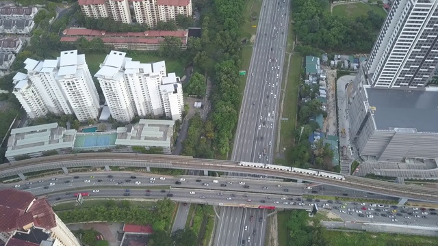 从无人机的角度看，马来西亚的Damansara高速公路在下班后的高峰时段有交通堵塞视频素材