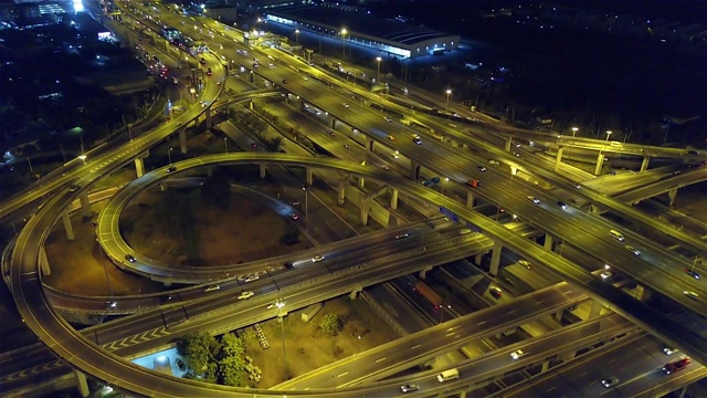 无人机拍摄的高速公路路口俯视图。交叉高速公路立交桥横跨泰国曼谷的东外环线。视频素材