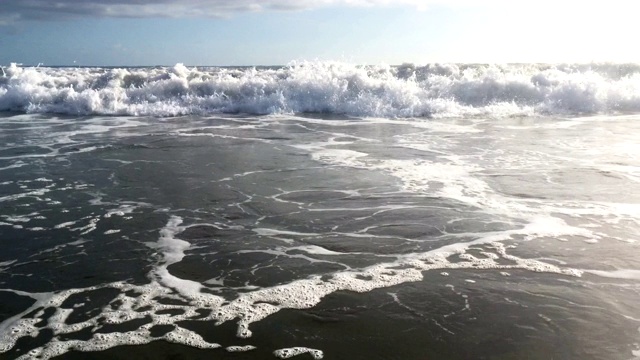 蓝色的海浪在海洋热带海滩上冲浪视频素材