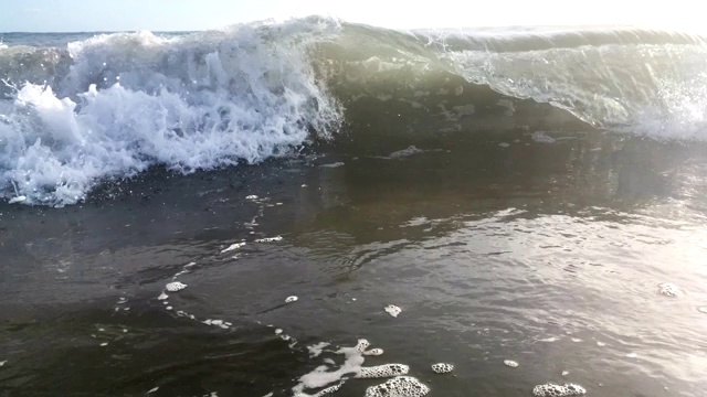 蓝色的海浪在海洋热带海滩上冲浪视频素材