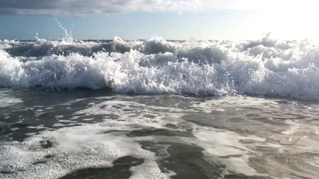 蓝色的海浪在海洋热带海滩上冲浪视频素材