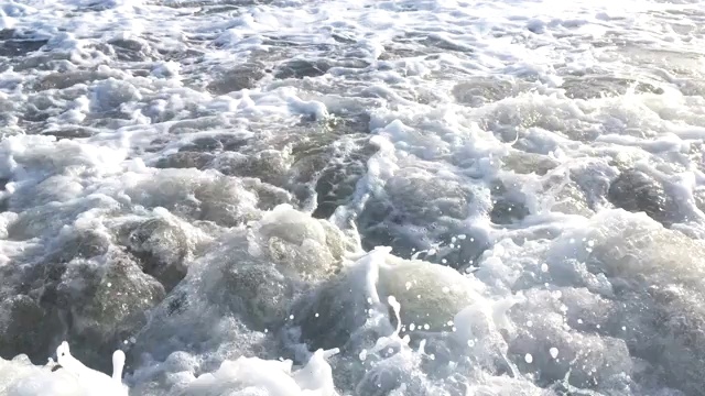 蓝色的海浪在海洋热带海滩上冲浪视频素材