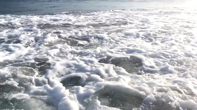 蓝色的海浪在海洋热带海滩上冲浪视频素材