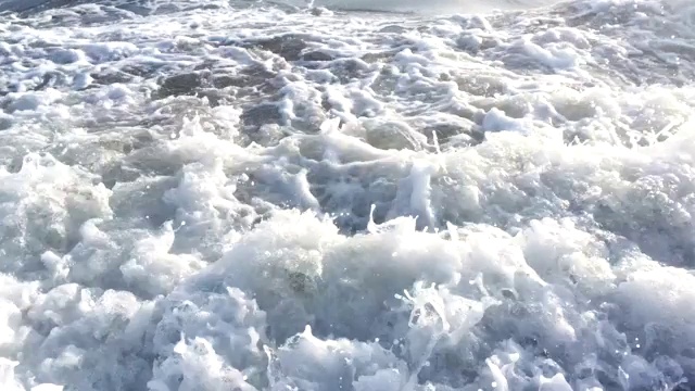 蓝色的海浪在海洋热带海滩上冲浪视频素材