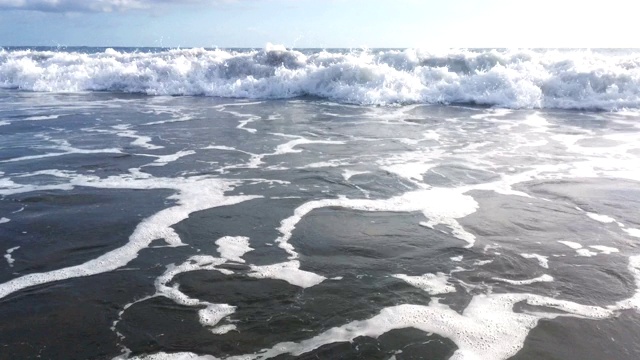 蓝色的海浪在海洋热带海滩上冲浪视频素材