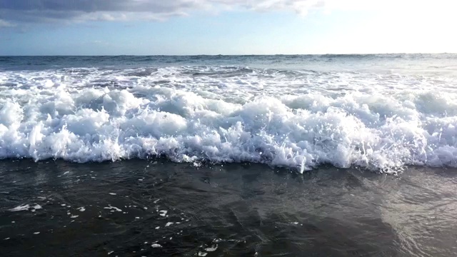 蓝色的海浪在海洋热带海滩上冲浪视频素材