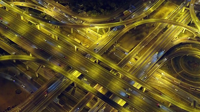 无人机拍摄的高速公路路口俯视图。交叉高速公路立交桥横跨泰国曼谷的东外环线。视频素材