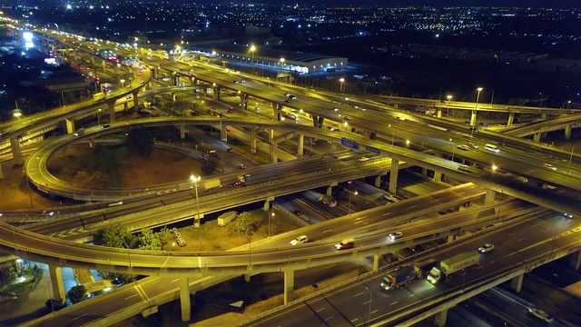 无人机拍摄的高速公路路口俯视图。交叉高速公路立交桥横跨泰国曼谷的东外环线。视频素材