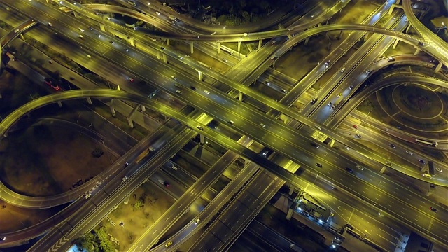 无人机拍摄的高速公路路口俯视图。交叉高速公路立交桥横跨泰国曼谷的东外环线。视频素材