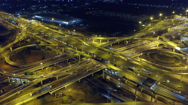 无人机拍摄的高速公路路口俯视图。交叉高速公路立交桥横跨泰国曼谷的东外环线。视频素材