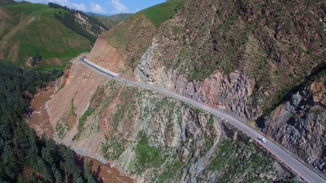 鸟瞰山间蜿蜒的道路视频素材