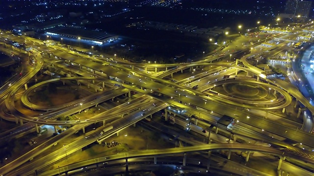 无人机拍摄的高速公路路口俯视图。交叉高速公路立交桥横跨泰国曼谷的东外环线。视频素材