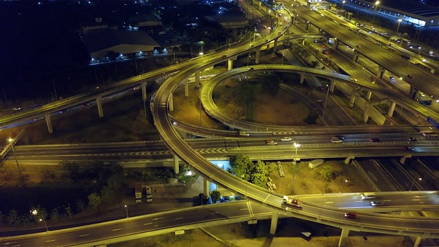 无人机拍摄的高速公路路口俯视图。交叉高速公路立交桥横跨泰国曼谷的东外环线。视频素材