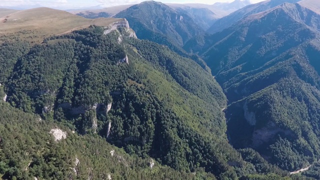 山峡谷深处。树木繁茂的山谷。鸟瞰图。视频素材