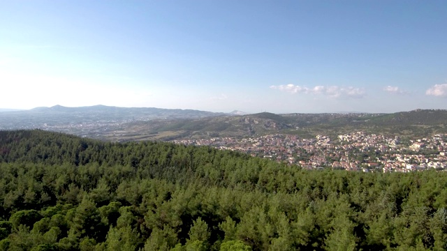 鸟瞰希腊Thessaloniki Asvestochori地区和村庄旁边的森林，由无人机向上移动视频素材