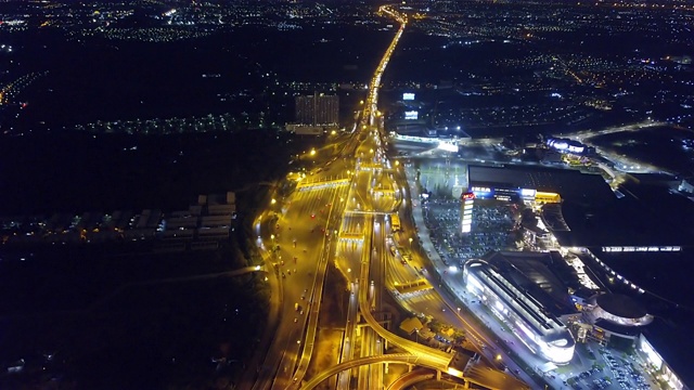 无人机拍摄的高速公路路口俯视图。交叉高速公路立交桥横跨泰国曼谷的东外环线。视频素材