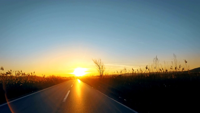 在乡村道路上用屋顶上的相机拍摄的行车时间视频素材