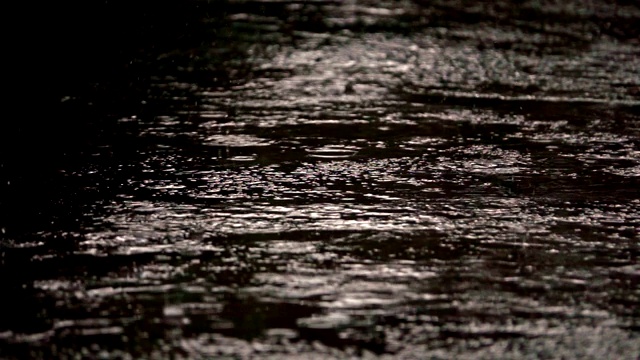 雨水在人行道上形成水坑视频素材