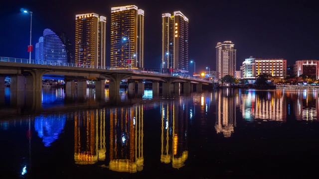 夜晚的时间照亮了三亚交通街道公寓综合体全景4k海南岛中国视频素材