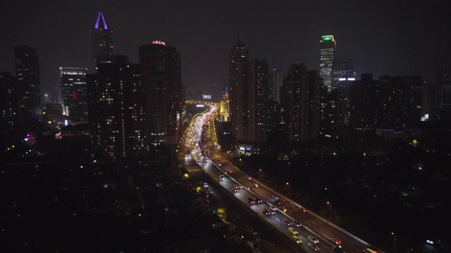 上海市区夜景与高速公路交通。视频素材