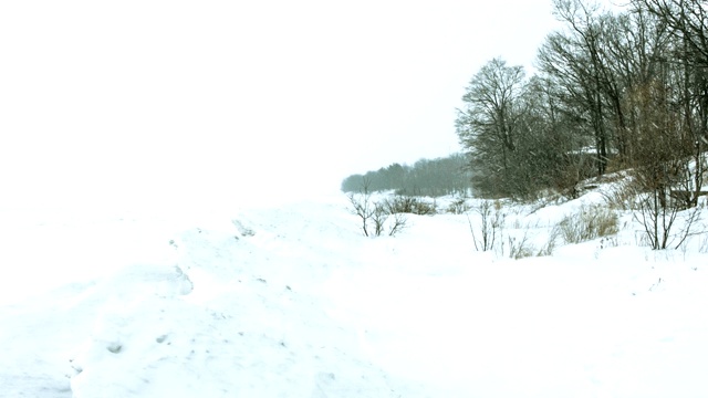 冰封的荒原，冰雪覆盖的湖面视频素材