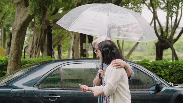 两个老年妇女在一个下雨天在城里散步视频素材