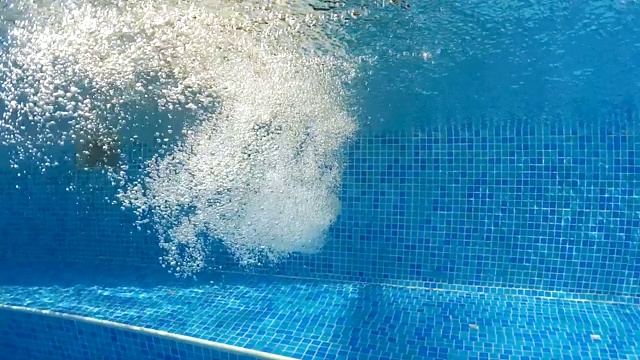 气泡浮在温泉池的水面上，慢动作视频素材