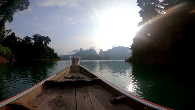 船与美丽的山，湖，河，天空和自然在Ratchaprapha大坝在考索国家公园视频素材