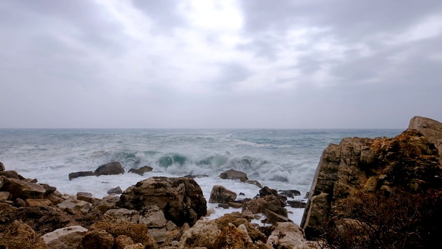 海浪在蓬佩德拉龙格，撒丁岛，意大利视频素材