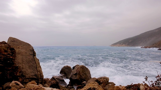 海浪在蓬佩德拉龙格，撒丁岛，意大利视频素材