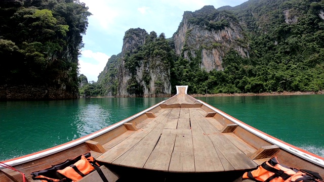 船与美丽的山，湖，河，天空和自然在Ratchaprapha大坝在考索国家公园视频素材