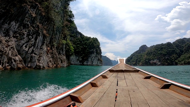 船与美丽的山，湖，河，天空和自然在Ratchaprapha大坝在考索国家公园视频素材