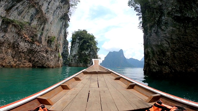 船与美丽的山，湖，河，天空和自然在Ratchaprapha大坝在考索国家公园视频素材