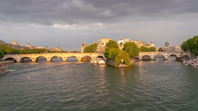 Île de la Cité和Pont Neuf在巴黎塞纳河上4k时间流逝视频素材