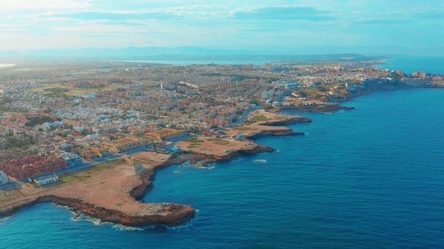 海滩和海岸的鸟瞰图，科斯塔布兰卡海岸，日落视频素材