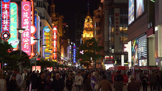 RT MS People Walking On南京路步行街/中国上海视频素材