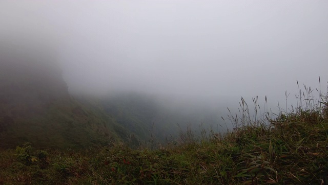 风吹雾，傍晚露出山景视频素材