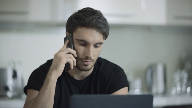 商人在家里打电话。用手机说话的职业男子视频素材