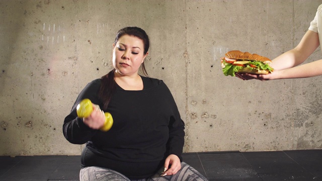 运动与不健康的食物。积极生活与快餐相结合视频素材