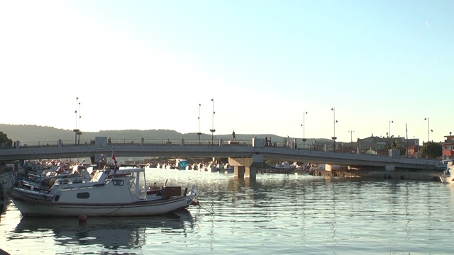 日落时分，Canakkale河上的渔船/土耳其
Canakkale /土耳其09/25/2013视频素材