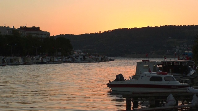 日落时分，Canakkale河上的渔船/土耳其
Canakkale /土耳其09/25/2013视频素材