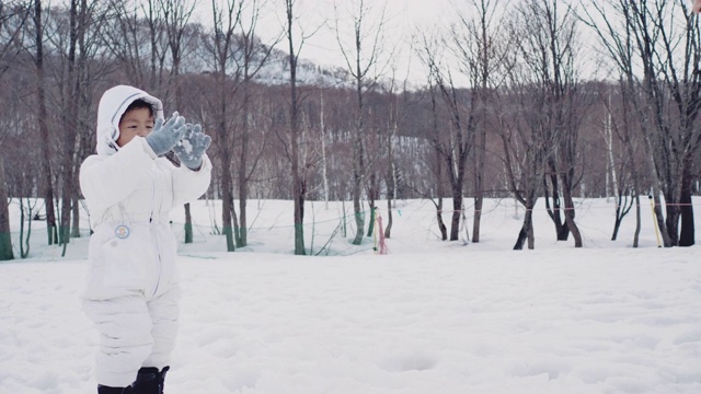 学前班的小男孩在雪地里玩视频素材