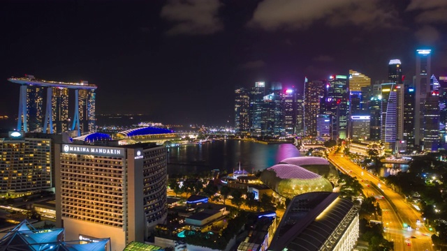 夜间灯光照亮新加坡城市著名的市中心交通湾空中全景，4k时间间隔视频素材